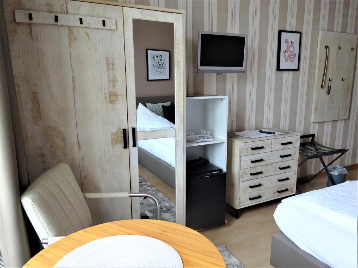 Hotel Pension Zur Faehrbruecke Щралзунд Екстериор снимка